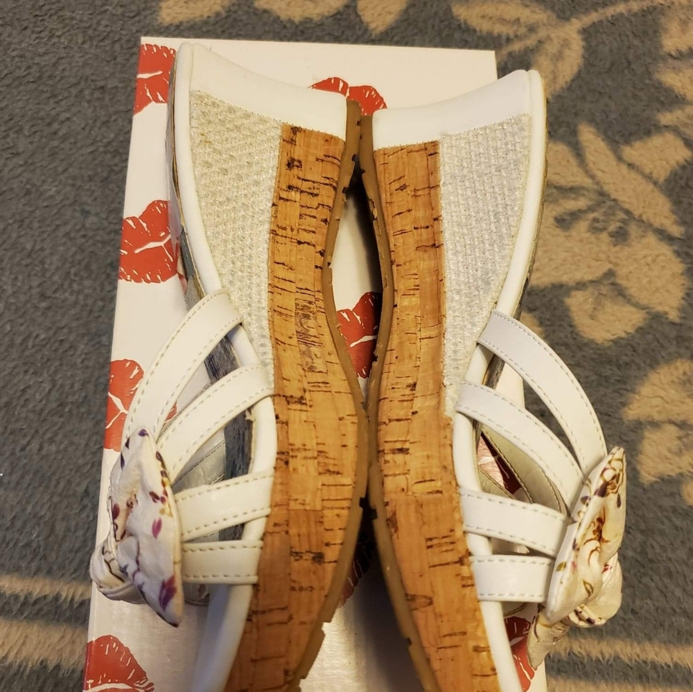 Two Lips Platform Sandal - Picture 2 of 4